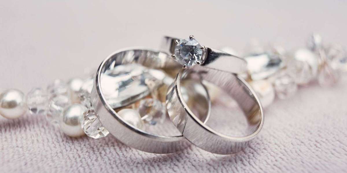 Engagement Rings on a Budget: 5 Beautiful Options for Your Wedding