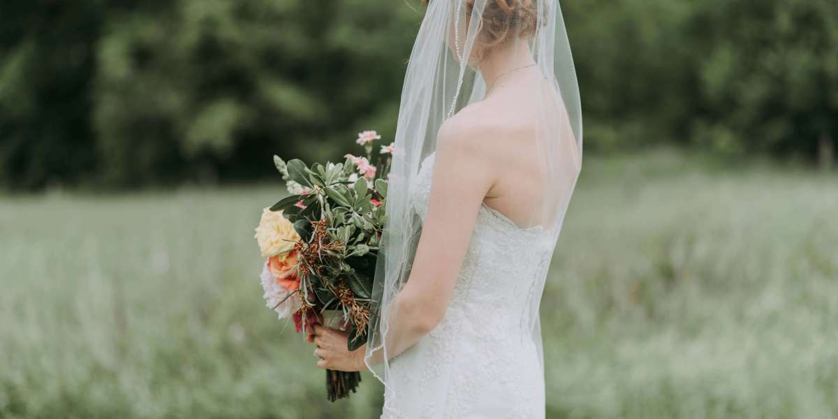 Simple Wedding Dresses: Finding Elegance in Simplicity
